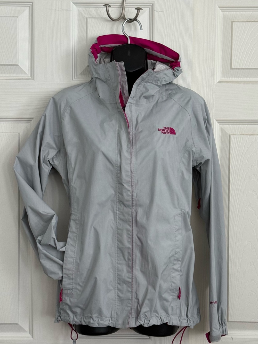 The North Face Women's Light Gray 2.5L Rain Shell with Hot Pink Trim